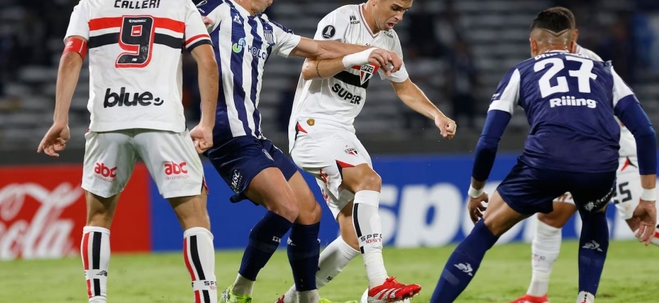 Jogamos como os argentinos, que batiam, e a gente batia de volta, comemora Calleri em vitria do So Paulo, que ainda ameaa Zubelda