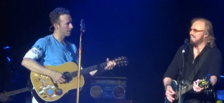 Coldplay e Bee Gees tocando juntos!