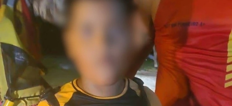 Menino de 10 anos � encontrado com vida ap�s ficar 8 horas � deriva no RJ