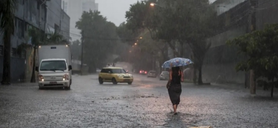 Frente fria coloca estado de SP em alerta para chuvas fortes e risco de alagamentos