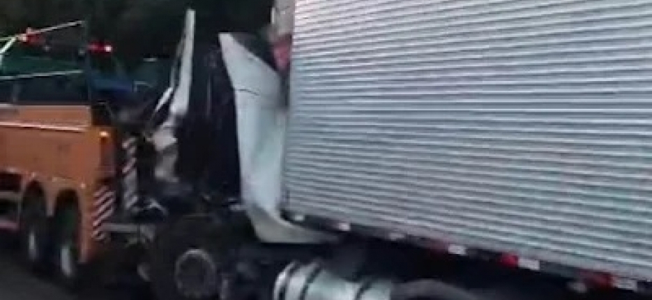 Colis�o entre carretas interdita pista da R�gis Bittencourt e deixa um ferido em Pariquera-A�u